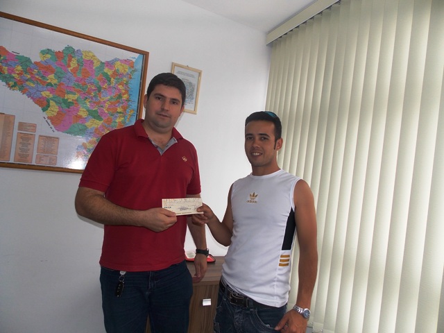 Ação trabalhista referente a feriados: trabalhadores recebendo seus cheques da 